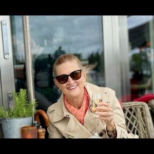 Meet your Posher, Debbie